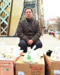 【曉荷】廣場(chǎng)上的賣(mài)鶼（繭）人（散文）